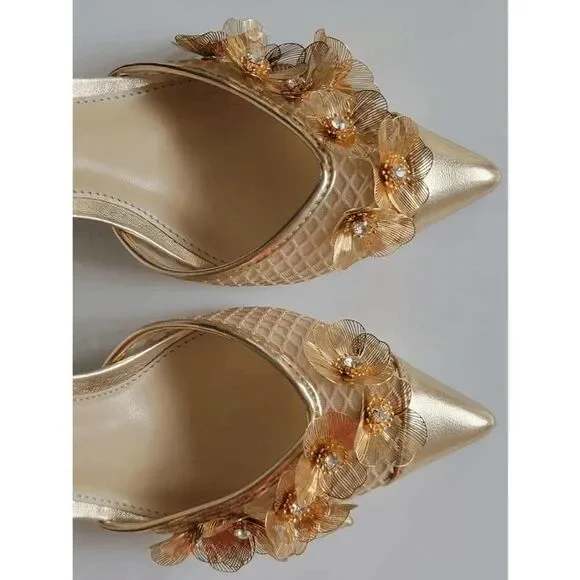 ✨ BETSEY JOHNSON Carli Gold Flower Ornament Pumps MSRP $139 SIZE 6,5 NEW IN BOX - Picture 11 of 17